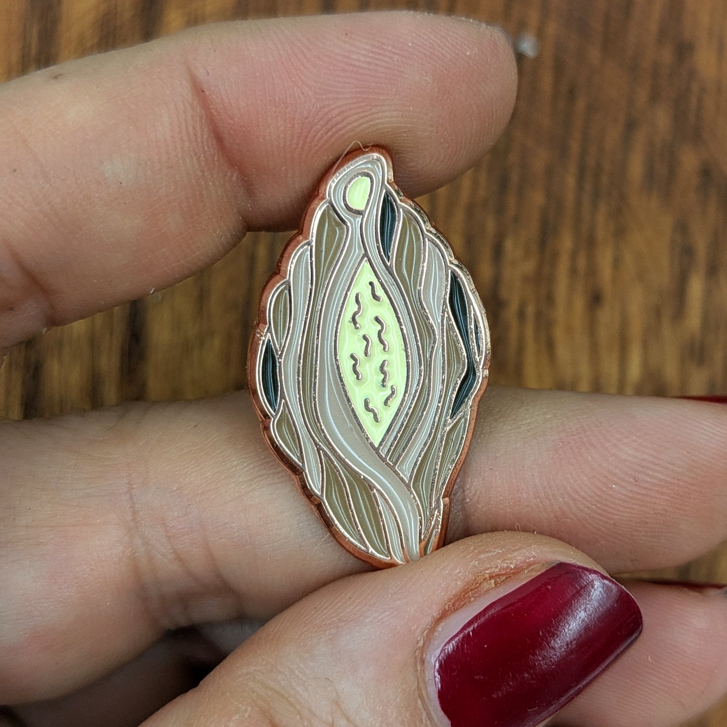 Pastizz ta' L-irkotta soft enamel gold enamel pin